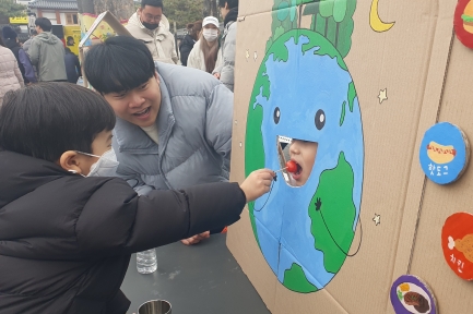 거리로 나와 가치와 대면(對面)한 <신묘한 자판기> 섬네일 파일